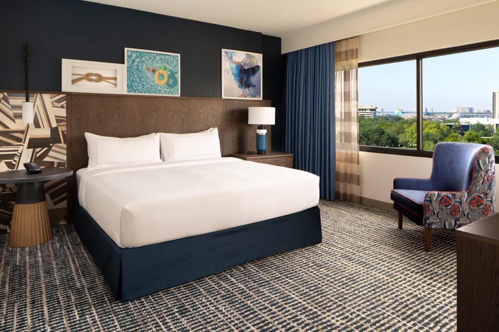 DoubleTree-Oversized-King-Bedroom