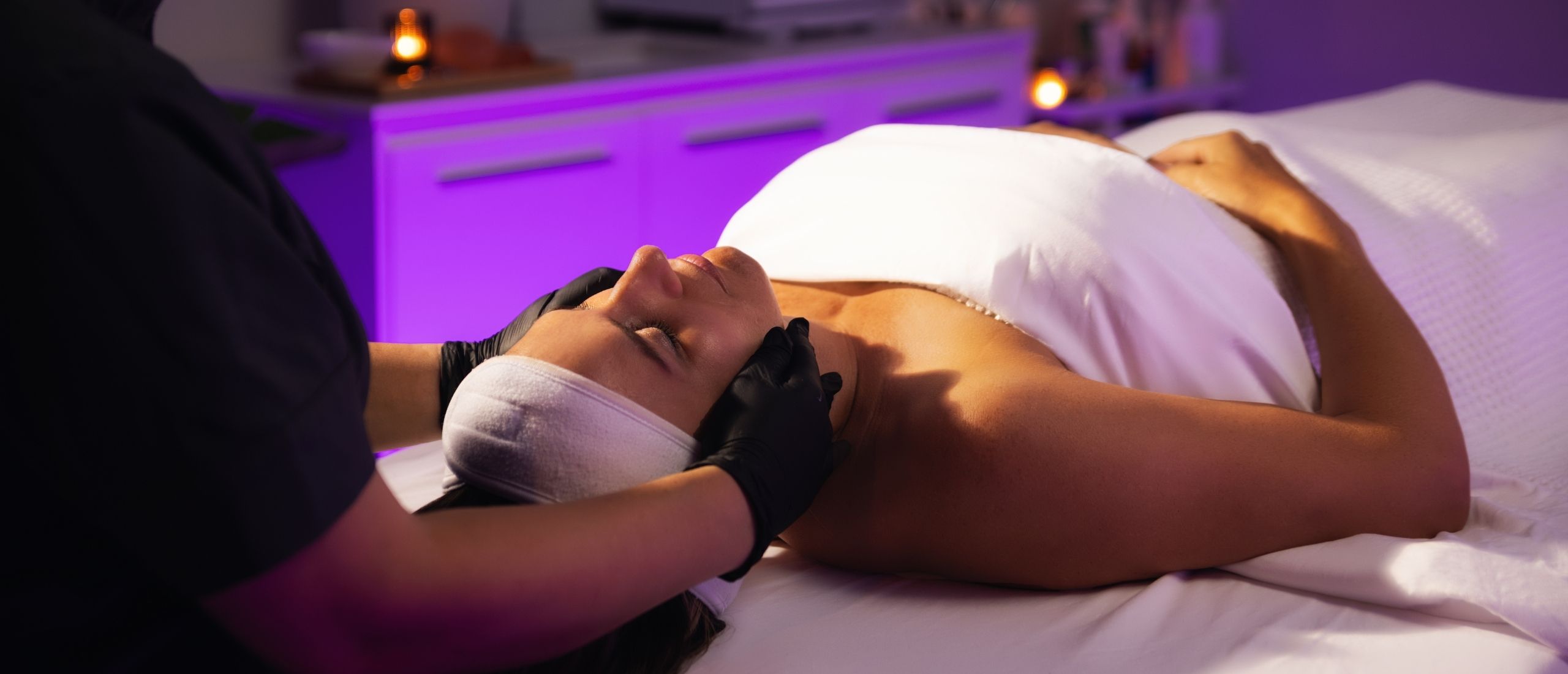 Guest receiving a massage at the spa, Renaissance Orlando Resort – Disney Springs® Area