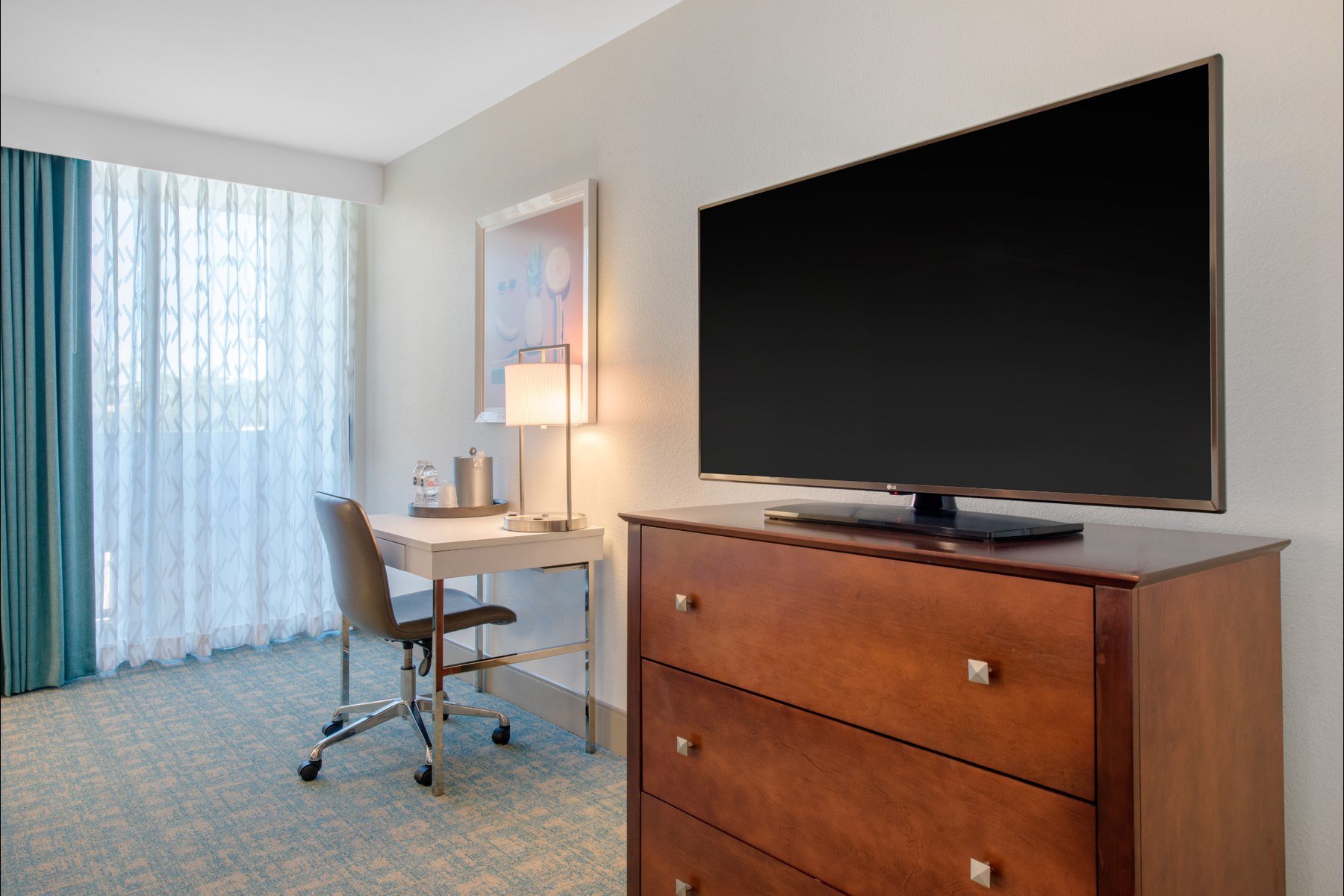 Holiday Inn Orlando Disney Springs Guest Room Work Desk TV