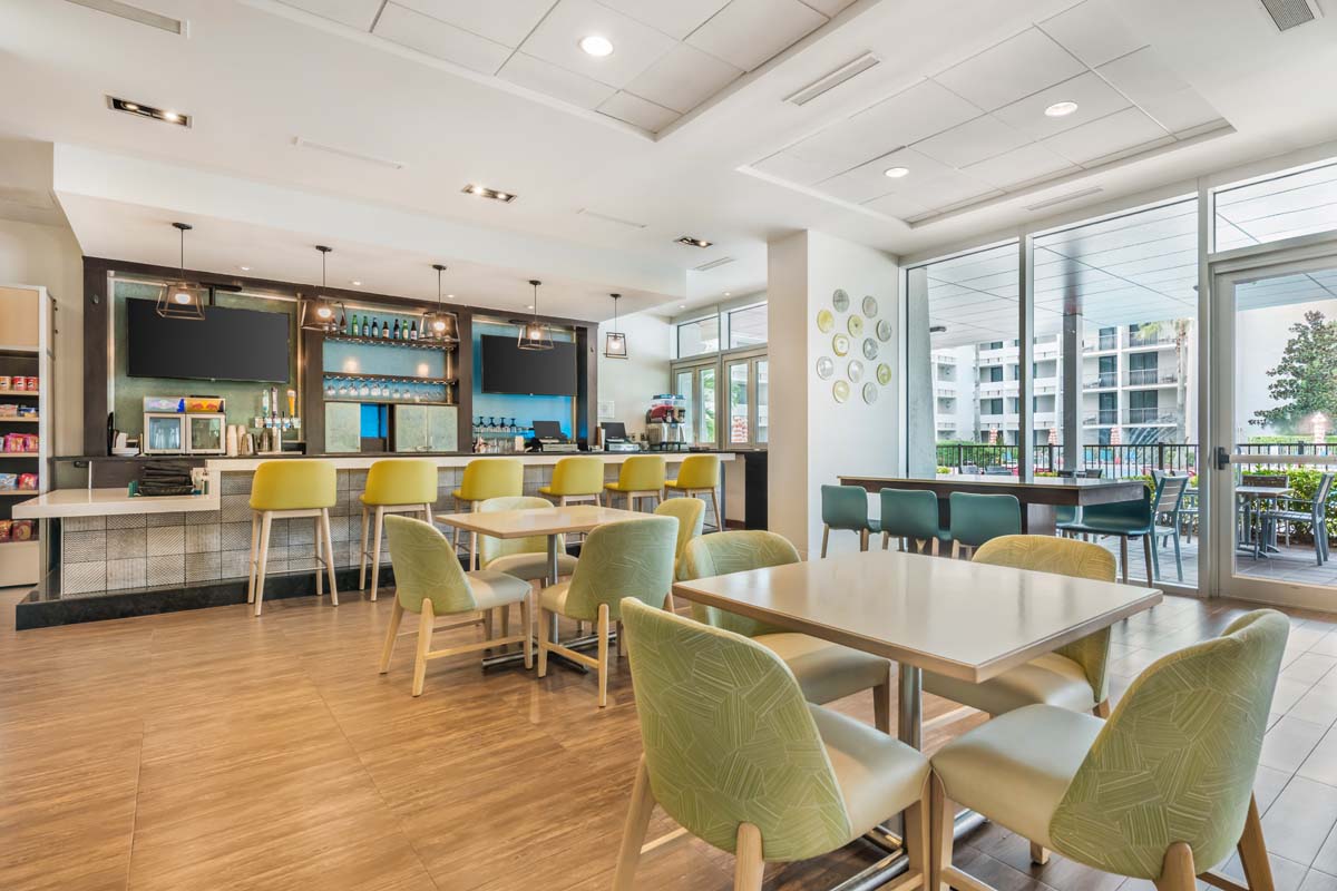 Holiday Inn Orlando – Disney Springs® Area Palm Breezes Bar Poolside